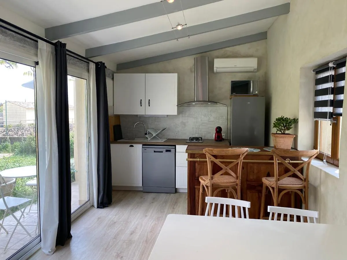 Le Mas De La Soie Violes Bed & Breakfast
